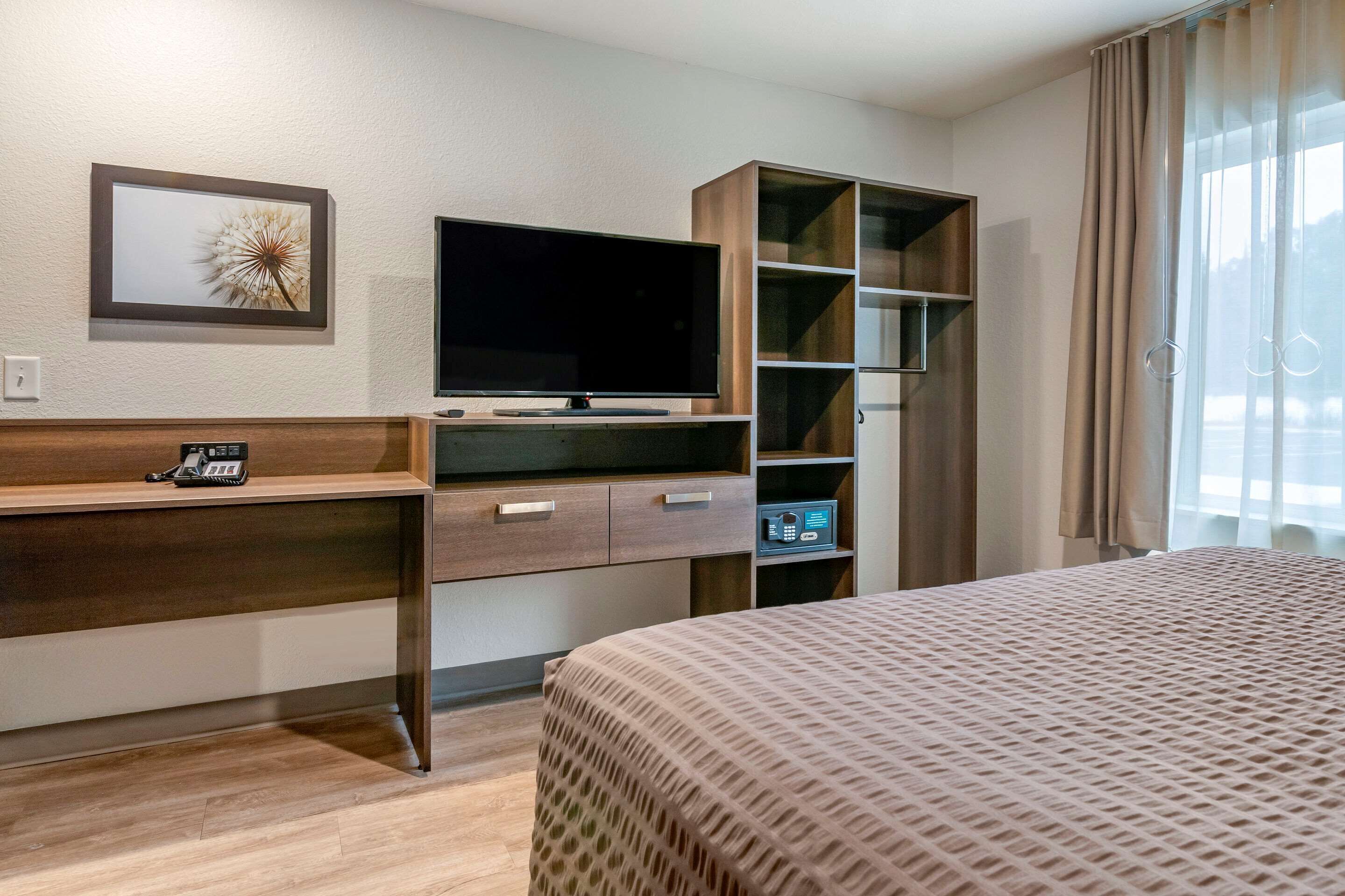 Deluxe Studio, 1 Queen Bed with Sofa bed, Accessible, Non Smoking (Accessible Tub) | Desk, blackout drapes, iron/ironing board (on request), WiFi (free)