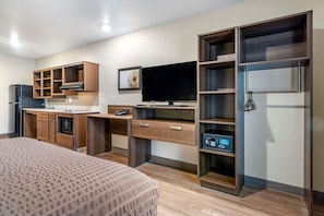 Deluxe Studio, 1 Queen Bed with Sofa bed, Accessible, Non Smoking (Accessible Tub) | Desk, blackout curtains, iron/ironing board, free WiFi