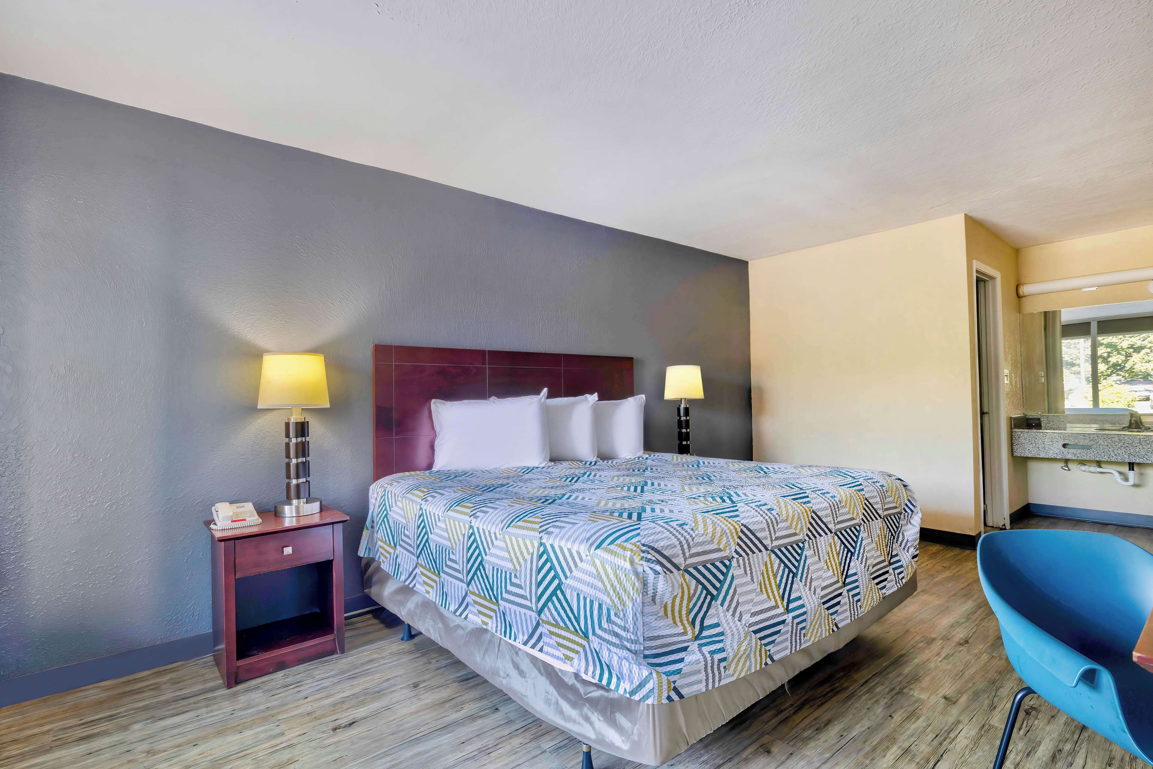 标准房, 1 张特大床, 无烟房, 冰箱和微波炉 | 特色家居、办公桌、笔记本电脑工作区、遮光窗帘