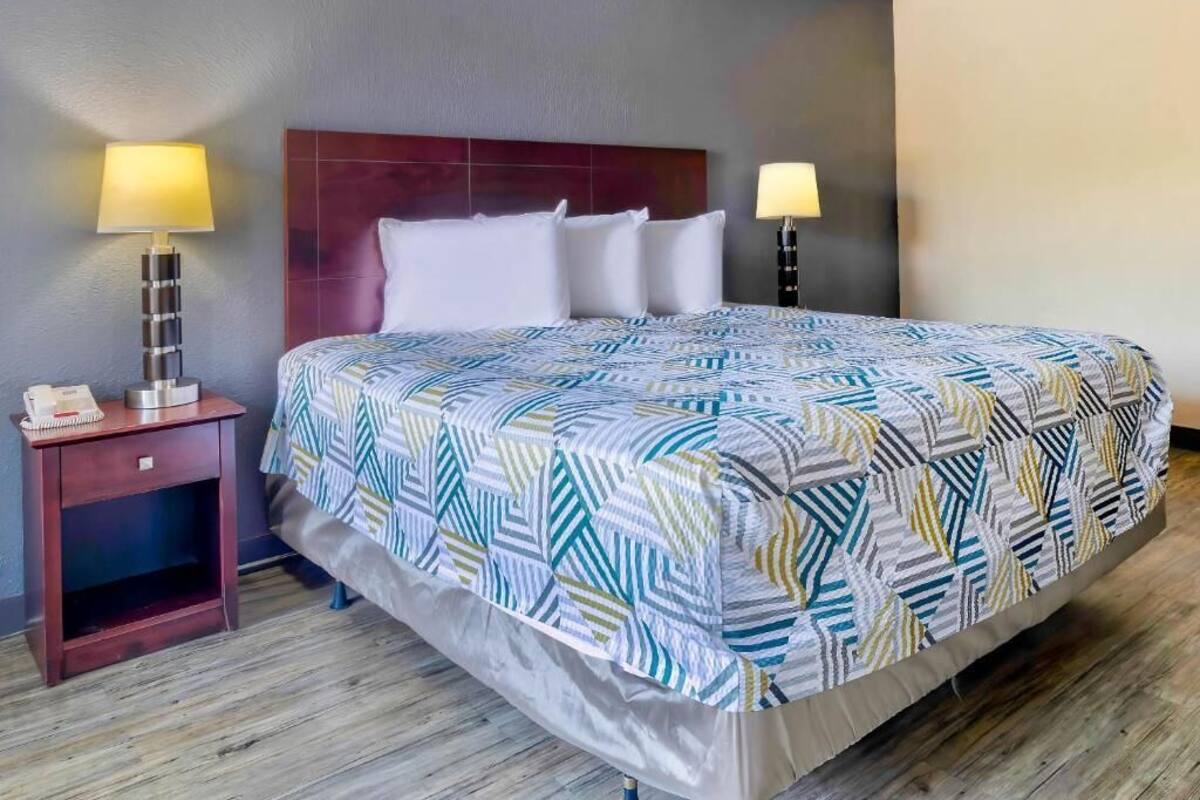 Standardrum - 1 kingsize-säng - rökare - kylskåp och mikrovågsugn | Unika möbler, skrivbord, arbetsyta för laptop och mörkläggningsgardiner