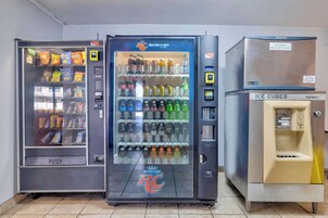Tres máquinas expendedoras de bebidas con diversas opciones de bebidas y aperitivos.