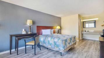 Habitación estándar, 1 cama Queen size, para no fumadores, refrigerador y microondas | Escritorio, espacio para trabajar con laptop y cortinas blackout