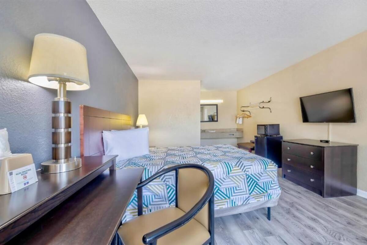 Standardrum - 1 queensize-säng - rökare - kylskåp och mikrovågsugn | Unika möbler, skrivbord, arbetsyta för laptop och mörkläggningsgardiner