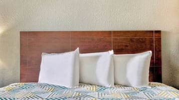 Habitación estándar, 1 cama King size, para no fumadores, refrigerador y microondas | Muebles diferentes, escritorio y espacio para trabajar con laptop
