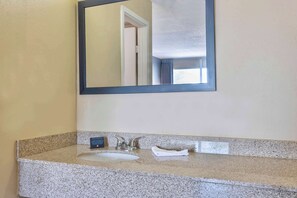 Kombinasi shower/bathtub, pengering rambut, handuk, dan sabun