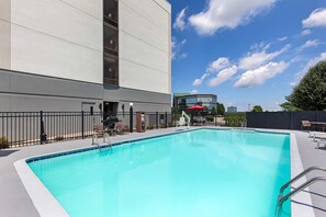 Seasonal outdoor pool - Hyatt Place Louisville East (Louisville)