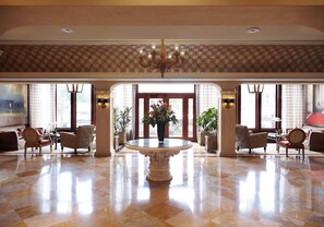 Lobby-Lounge