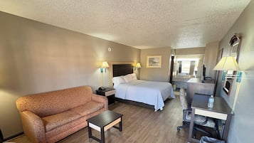 Escritorio, tabla de planchar con plancha, wifi gratis y ropa de cama