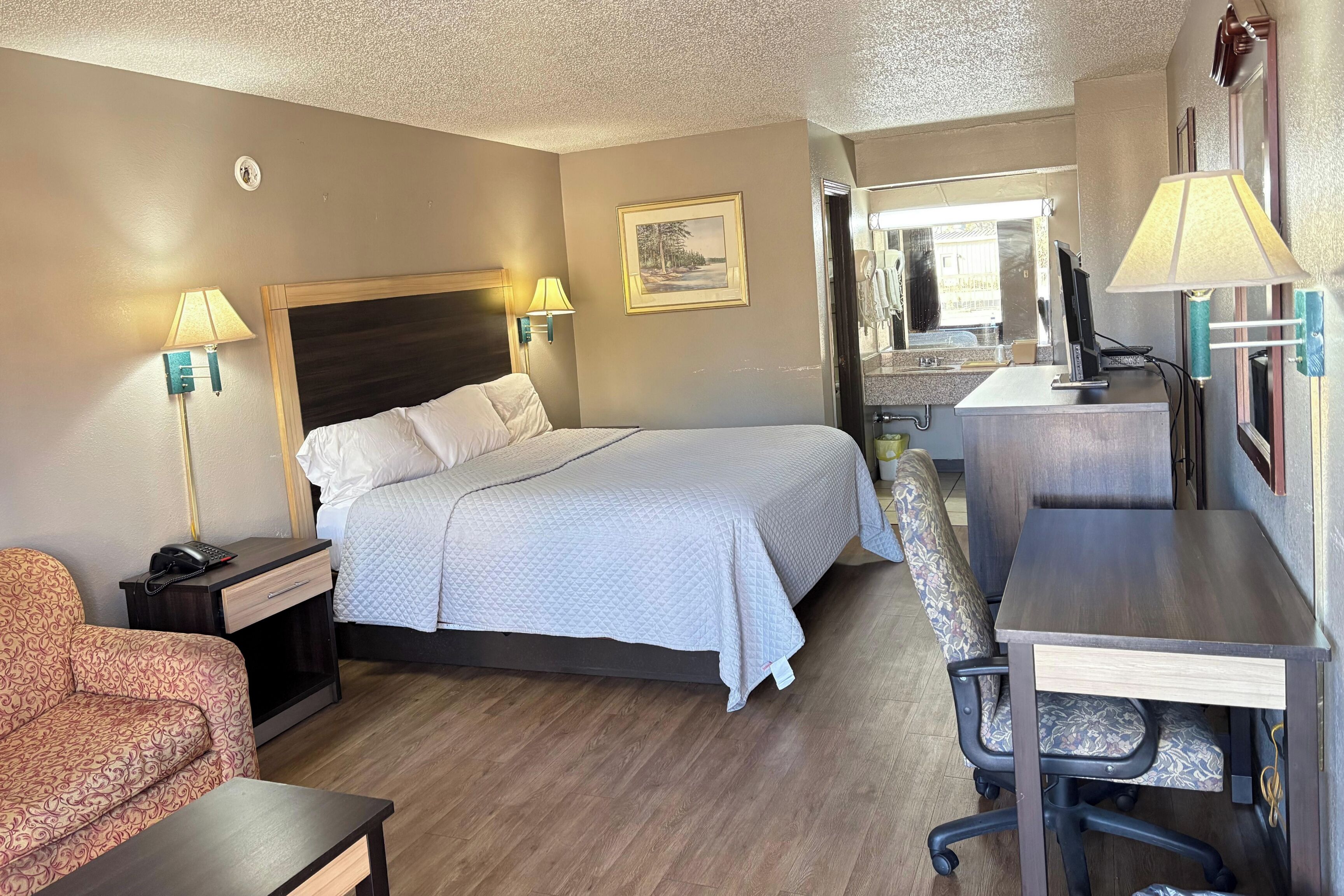 Työpöytä, silitysrauta/-lauta, ilmainen Wi-Fi, vuodevaatteet