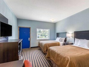 Bureau, fer et planche à repasser, lits bébé (en supplément)