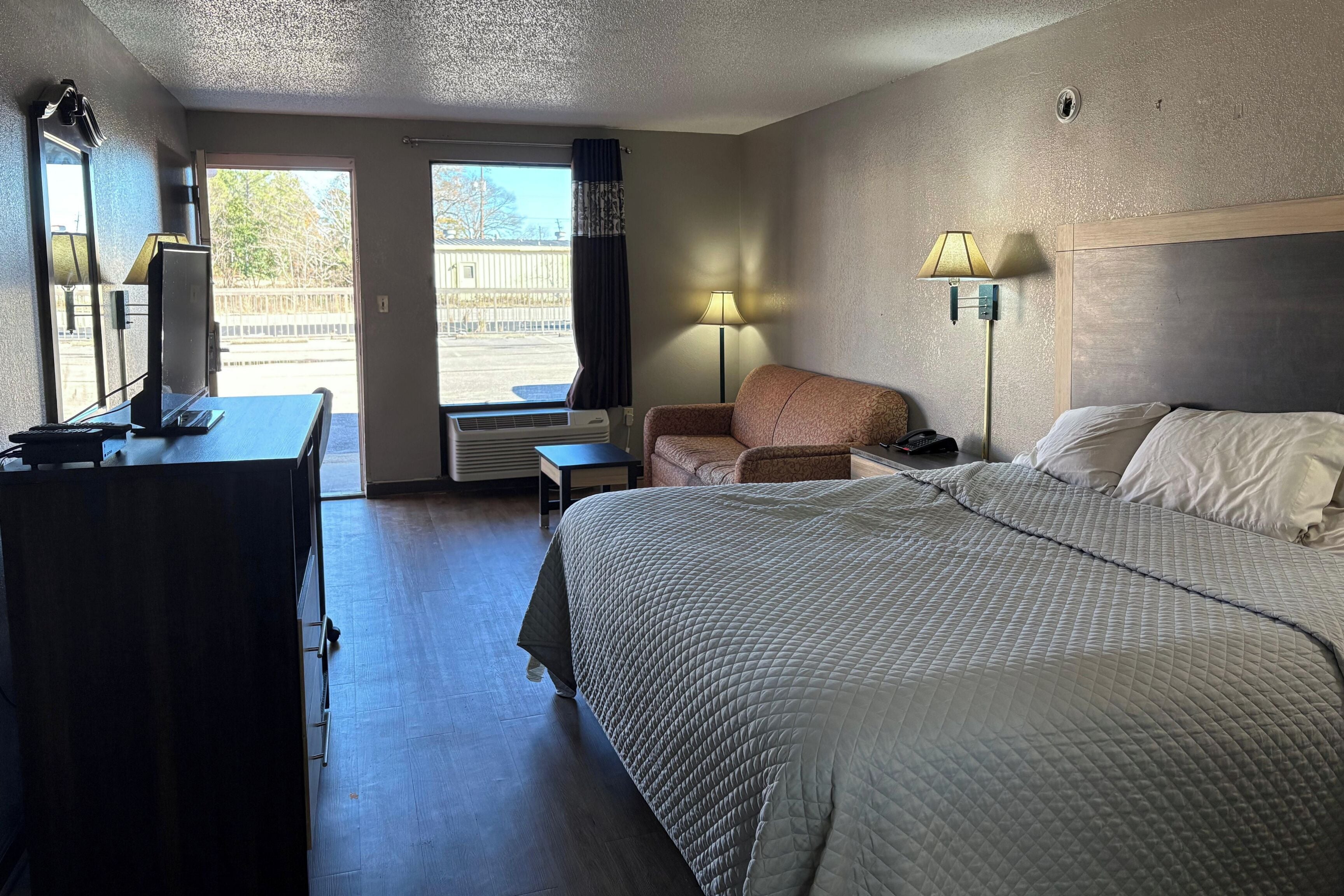 办公桌、熨斗/熨板、免费 WiFi、床单