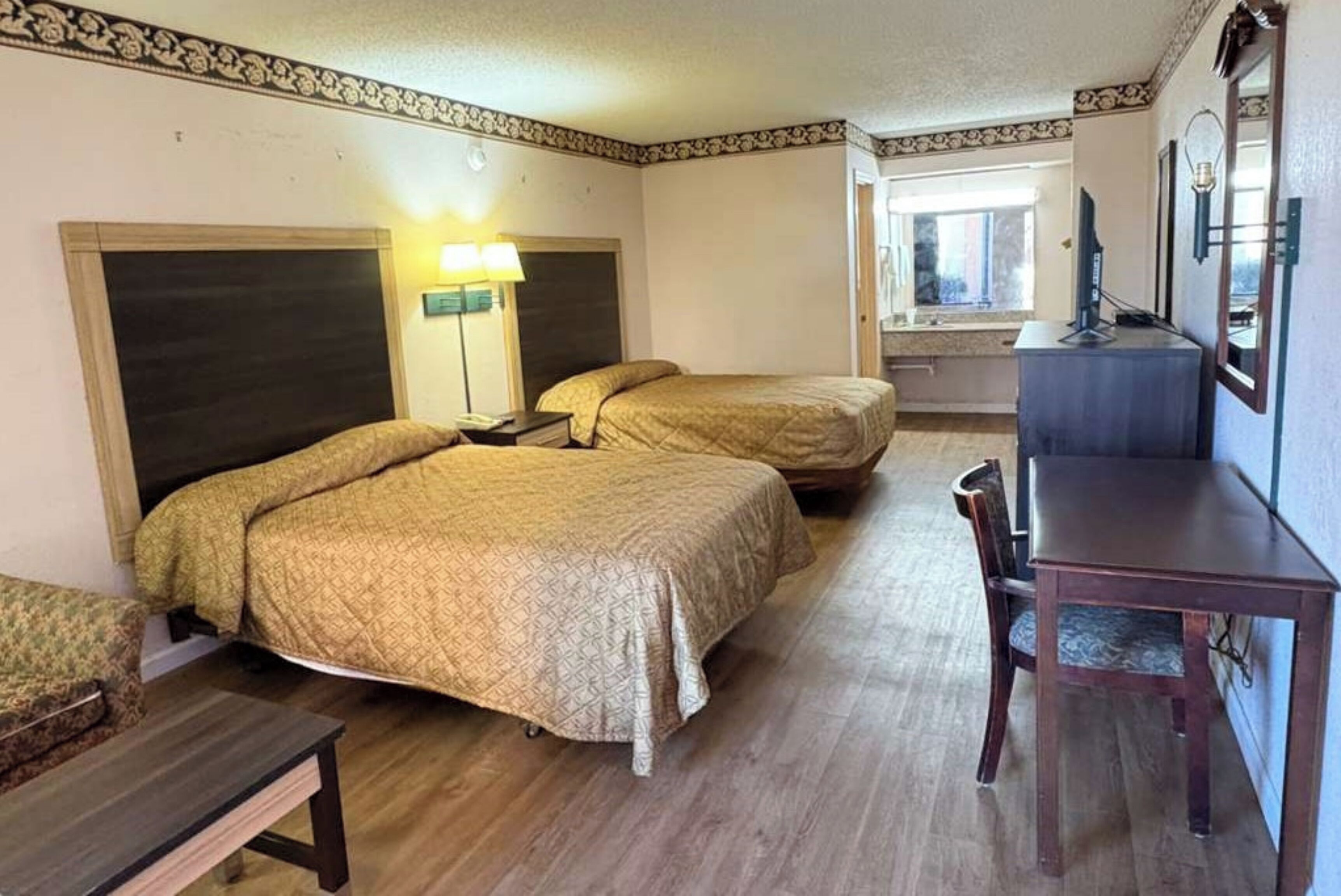 Bureau, fer et planche à repasser, Wi-Fi gratuit, draps fournis