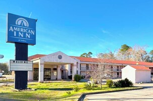 Un Inn Americano en Selma bajo un cielo azul despejado.