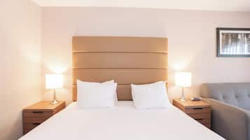 Quarto standard, 1 cama King e sofá-cama | Cofres nos quartos, escrivaninha, espaço de trabalho para notebook