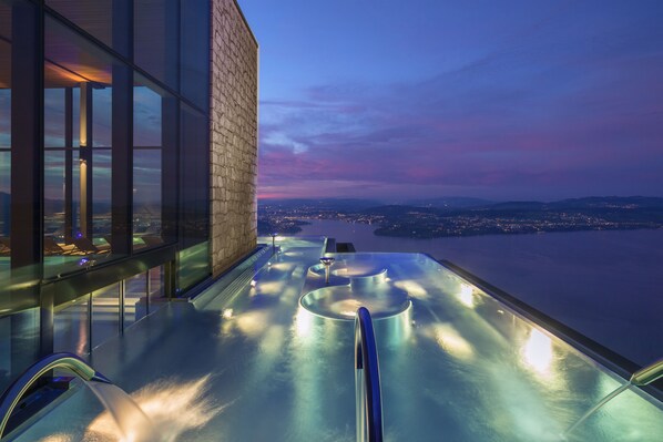 2 piscines intérieures, piscine extérieure, chaises longues