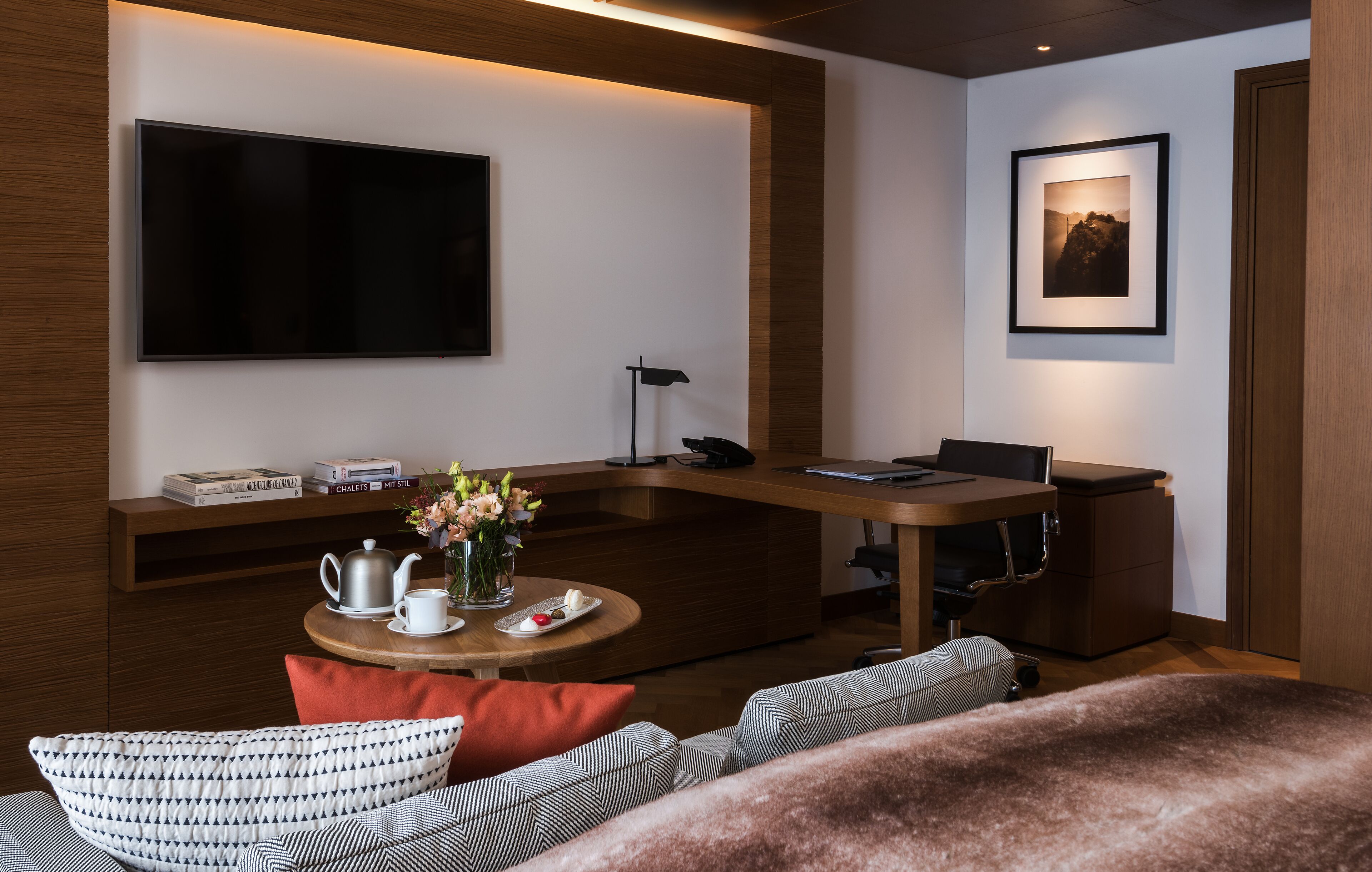 heritage lake view deluxe with spa access | frette italian sheets, hypo-allergenic bedding, free minibar