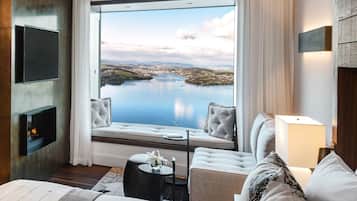 Contemporary Lake view Bay Suite with Spa Access | View from room
