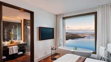 Contemporary Lake view Premium Suite with Spa Access | Vue de la chambre