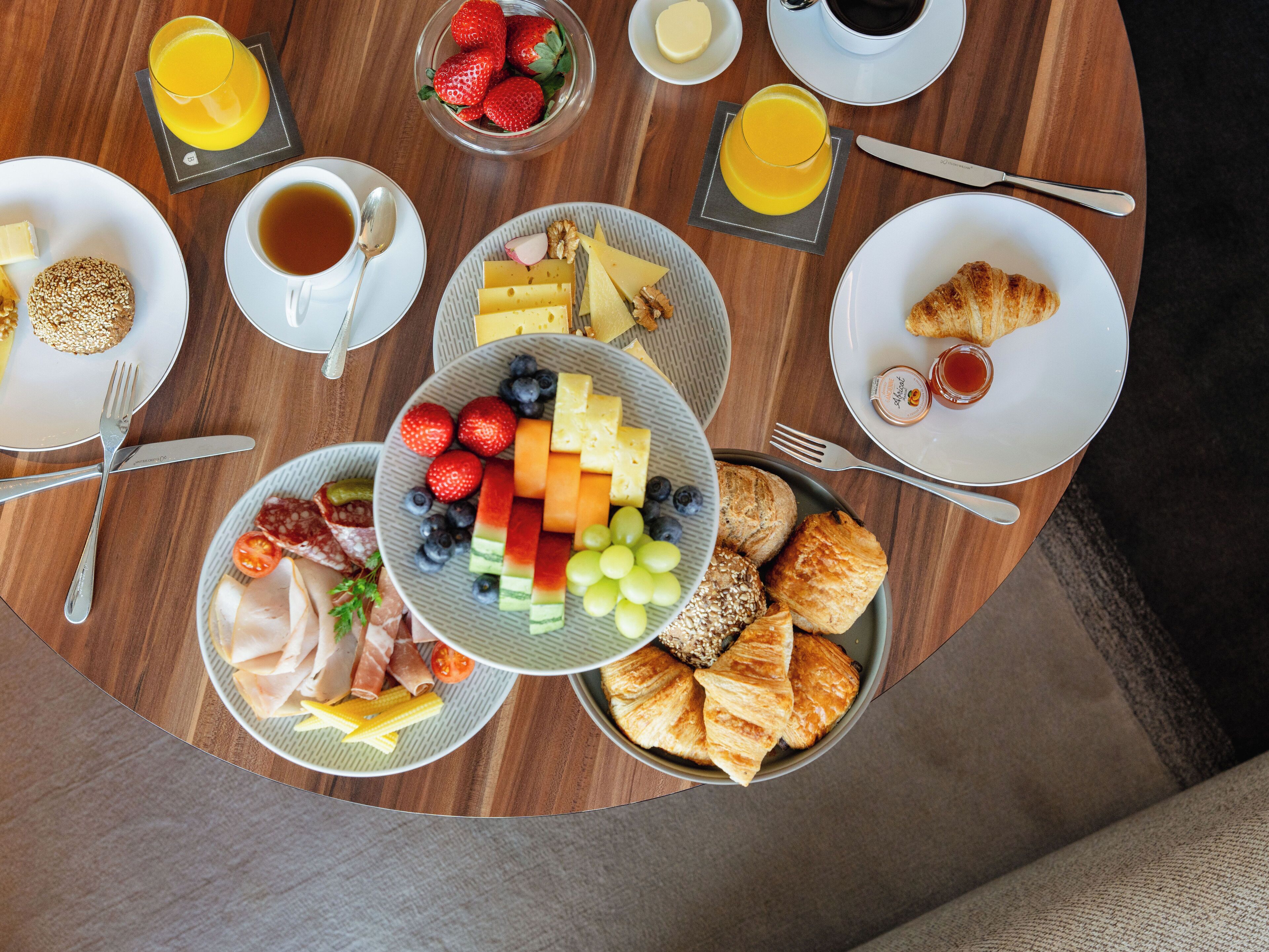 Ein reichhaltiges Frühstücksbuffet mit verschiedenen Speisen und Getränken.