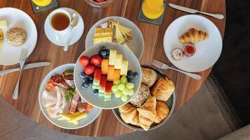 Ein reichhaltiges Frühstücksbuffet mit verschiedenen Speisen und Getränken.