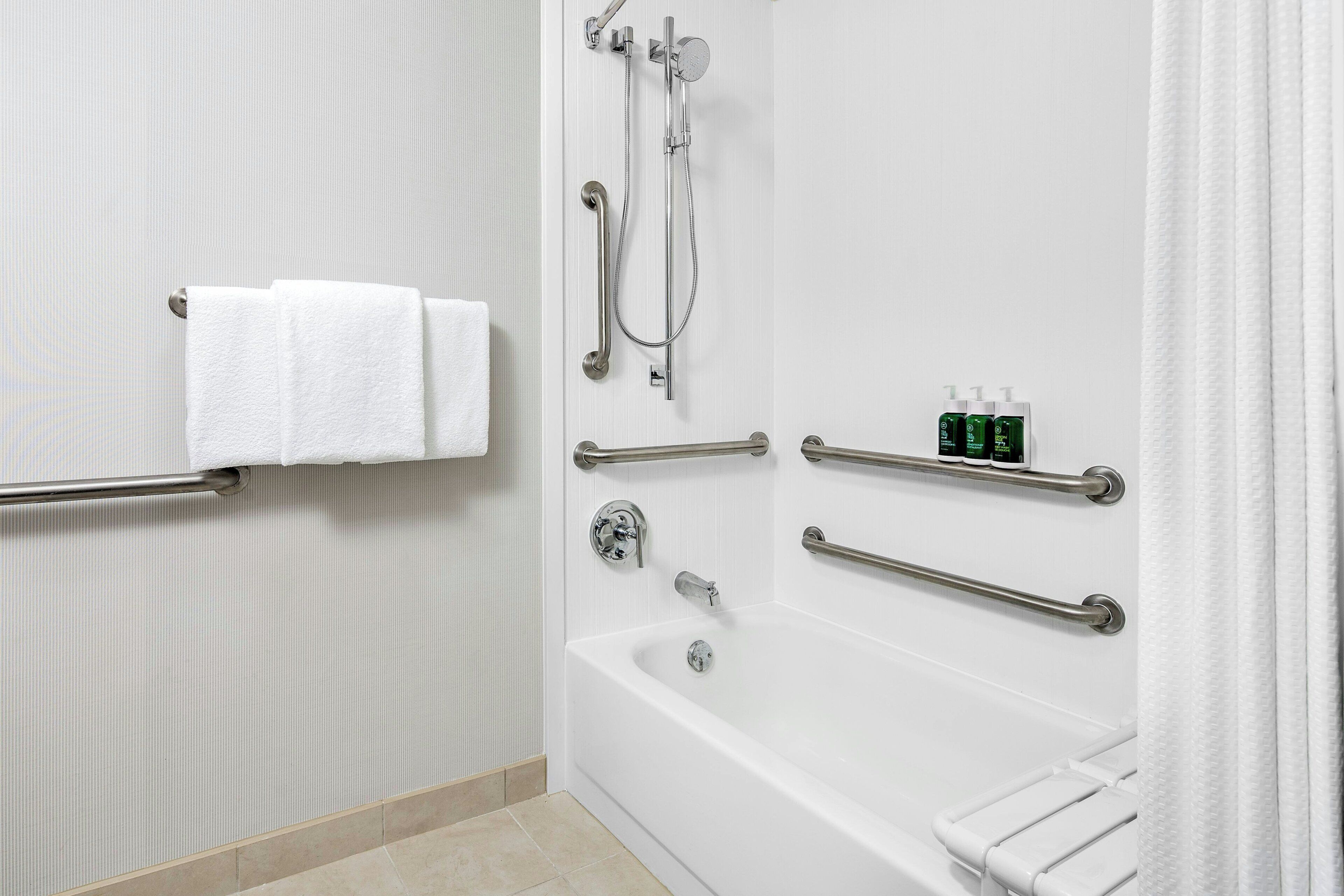 Combined shower/bathtub, free toiletries, hair dryer, towels