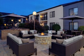 BBQ/picnic Area - Courtyard by Marriott Pittsburgh Airport (Coraopolis)