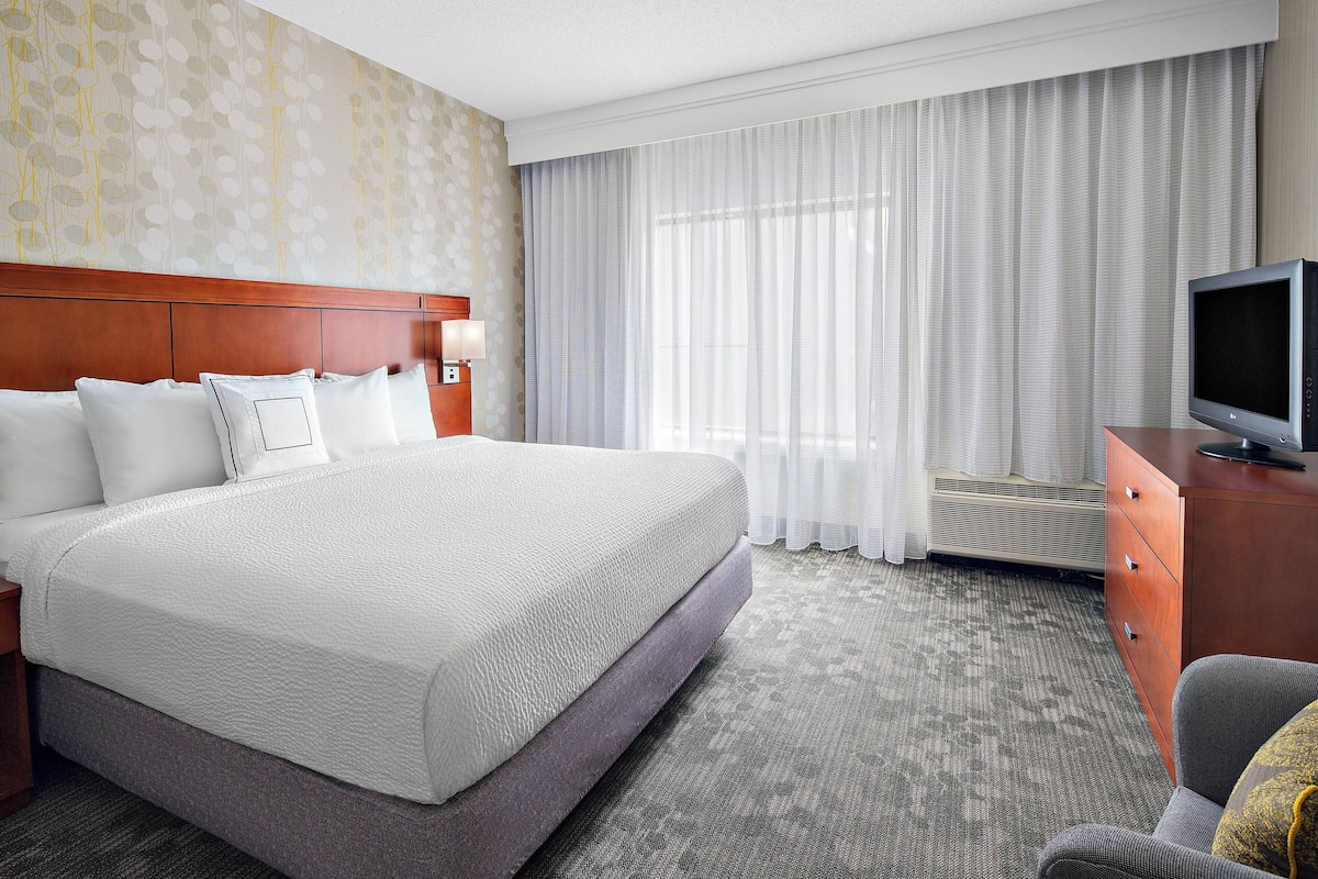Pillowtop beds, desk, laptop workspace, iron/ironing board