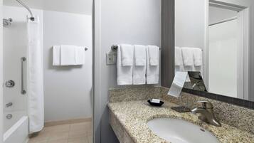 Duschwanne, kostenlose Toilettenartikel, Haartrockner, Handtücher