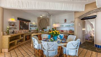 Refrigerador, microondas, parrilla de estufa y cafetera y tetera