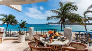 Se sirven desayunos, comidas y cenas con vista a la playa