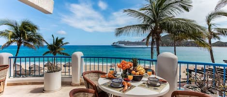 Melayani sarapan, makan siang, makan malam; dengan pemandangan pantai