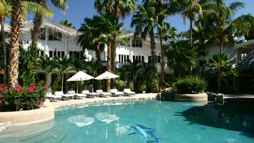 2 albercas al aire libre