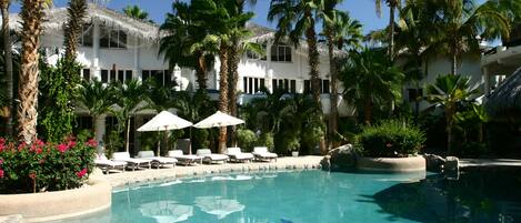 2 albercas al aire libre