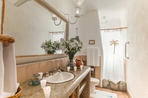 Douche, articles de toilette gratuits, sèche-cheveux
