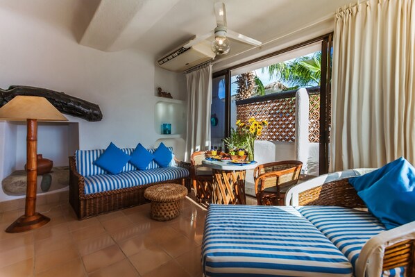 1 間睡房、房內夾萬、書桌、遮光窗簾/窗簾