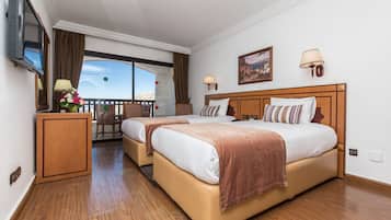 Hochwertige Bettwaren, Betten mit Memory-Foam-Matratzen, Minibar