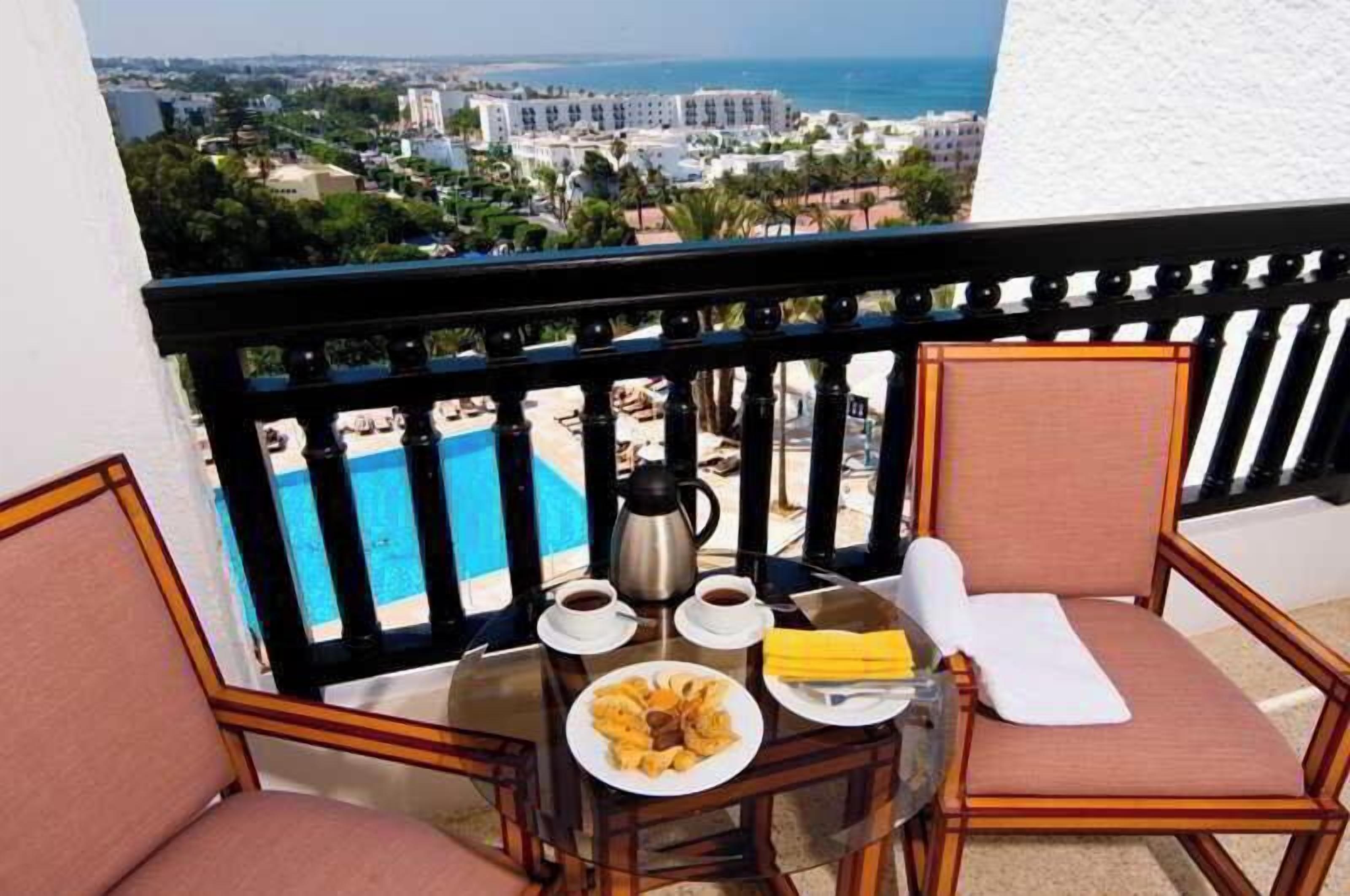 Outdoor dining | Breakfast, lunch and dinner served