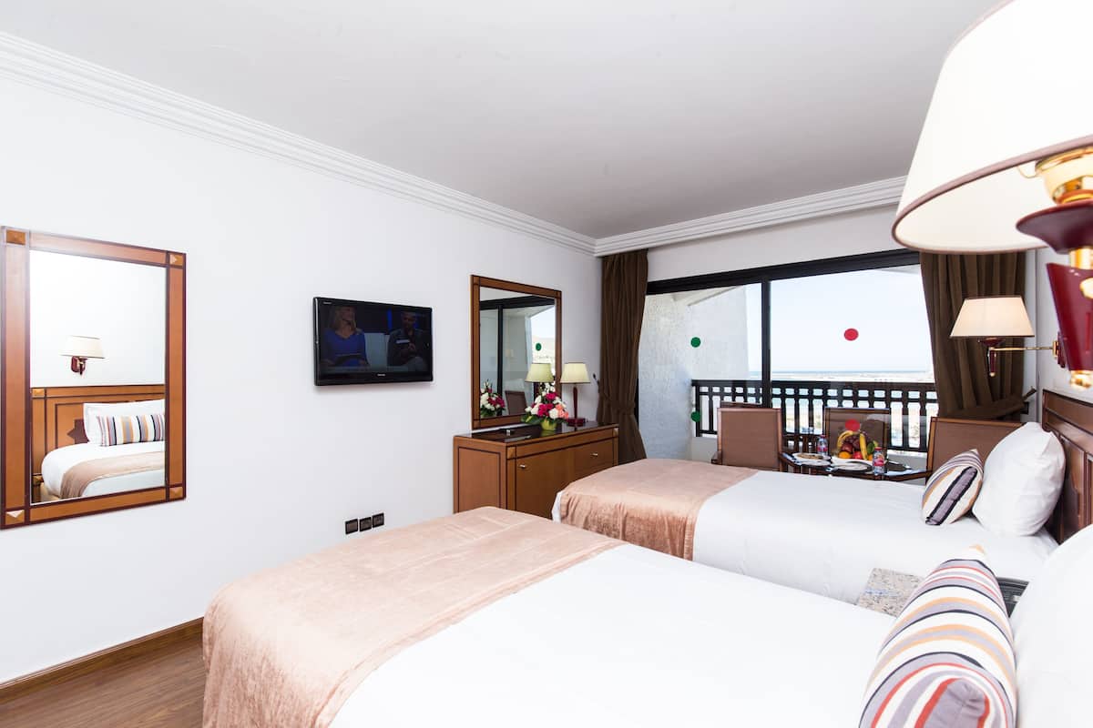 Bộ đồ giường cao cấp, nệm cao su hoạt tính (memory foam), minibar
