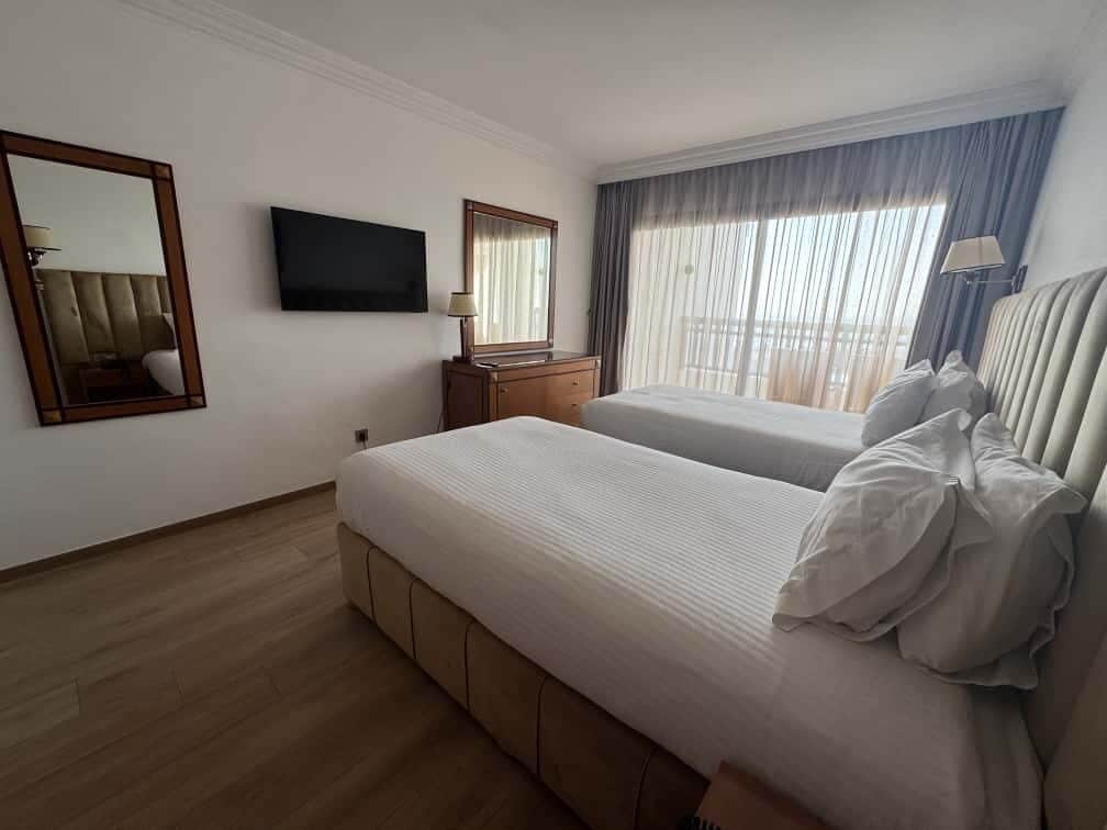 Exectutive vue sur piscine | 高档床上用品、记忆海绵床垫、迷你吧、客房内保险箱