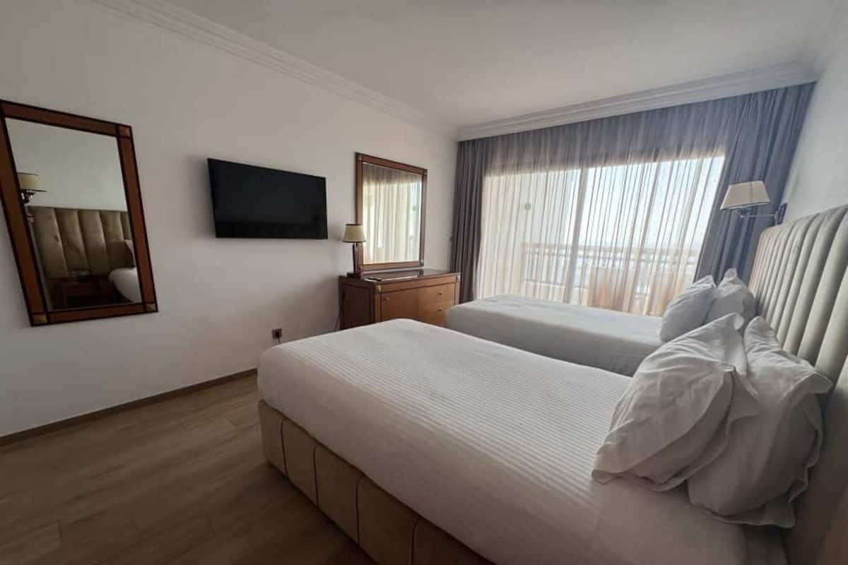 Exectutive vue sur piscine | Premium bedding, memory-foam beds, minibar, in-room safe