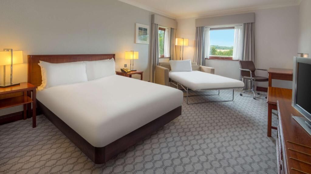 Zimmersafe, Schreibtisch, laptopgeeigneter Arbeitsplatz