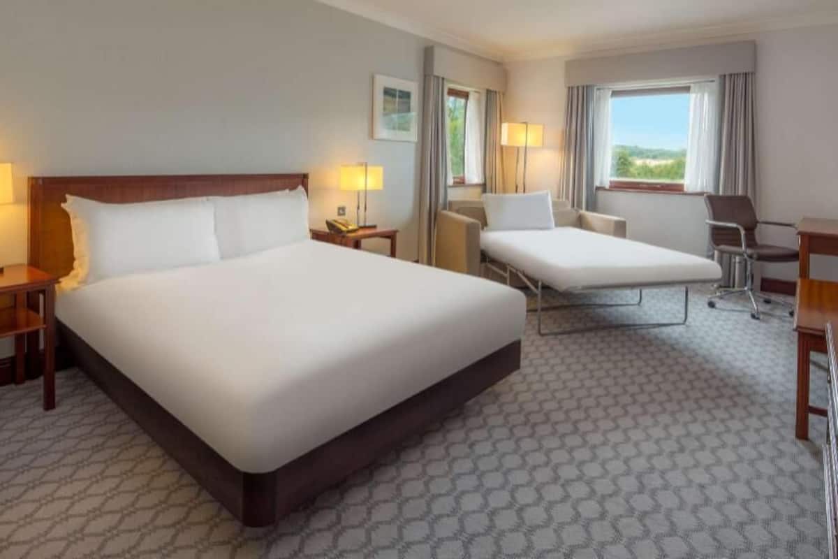 Zimmersafe, Schreibtisch, laptopgeeigneter Arbeitsplatz