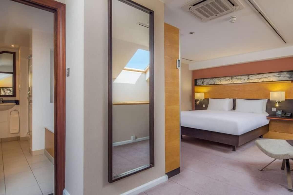 Zimmersafe, Schreibtisch, laptopgeeigneter Arbeitsplatz