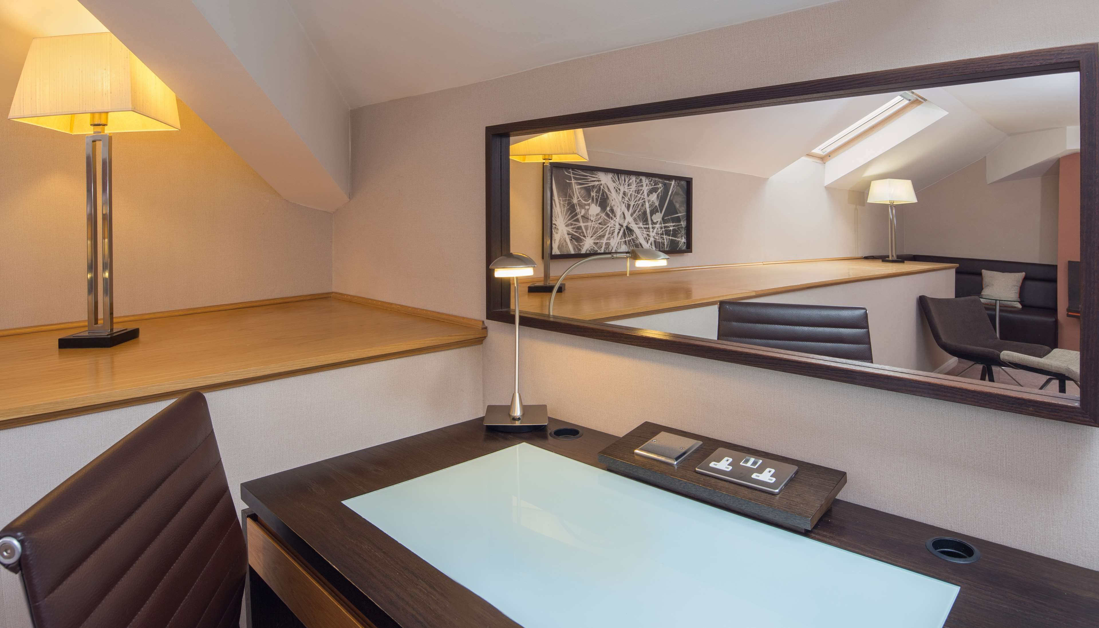 deluxe room, 1 queen bed | private kitchen | coffee/tea maker