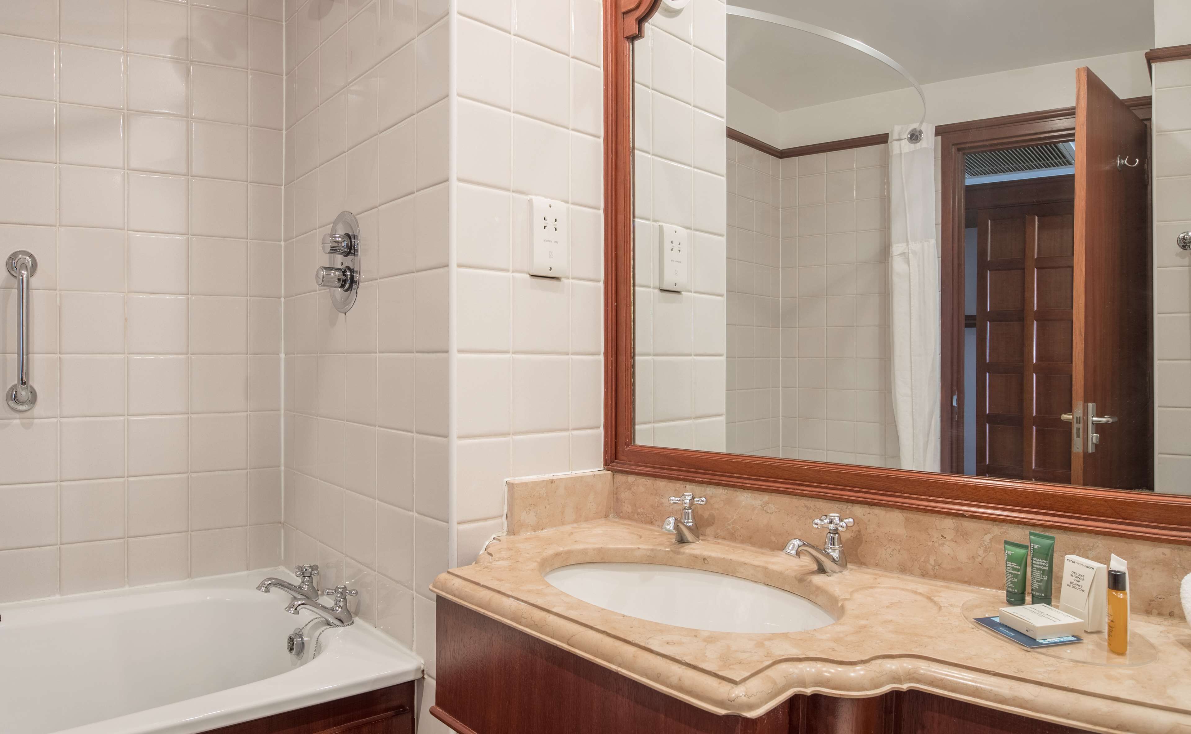 combined shower/bathtub, hair dryer, towels