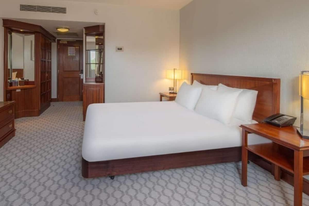 Zimmersafe, Schreibtisch, laptopgeeigneter Arbeitsplatz