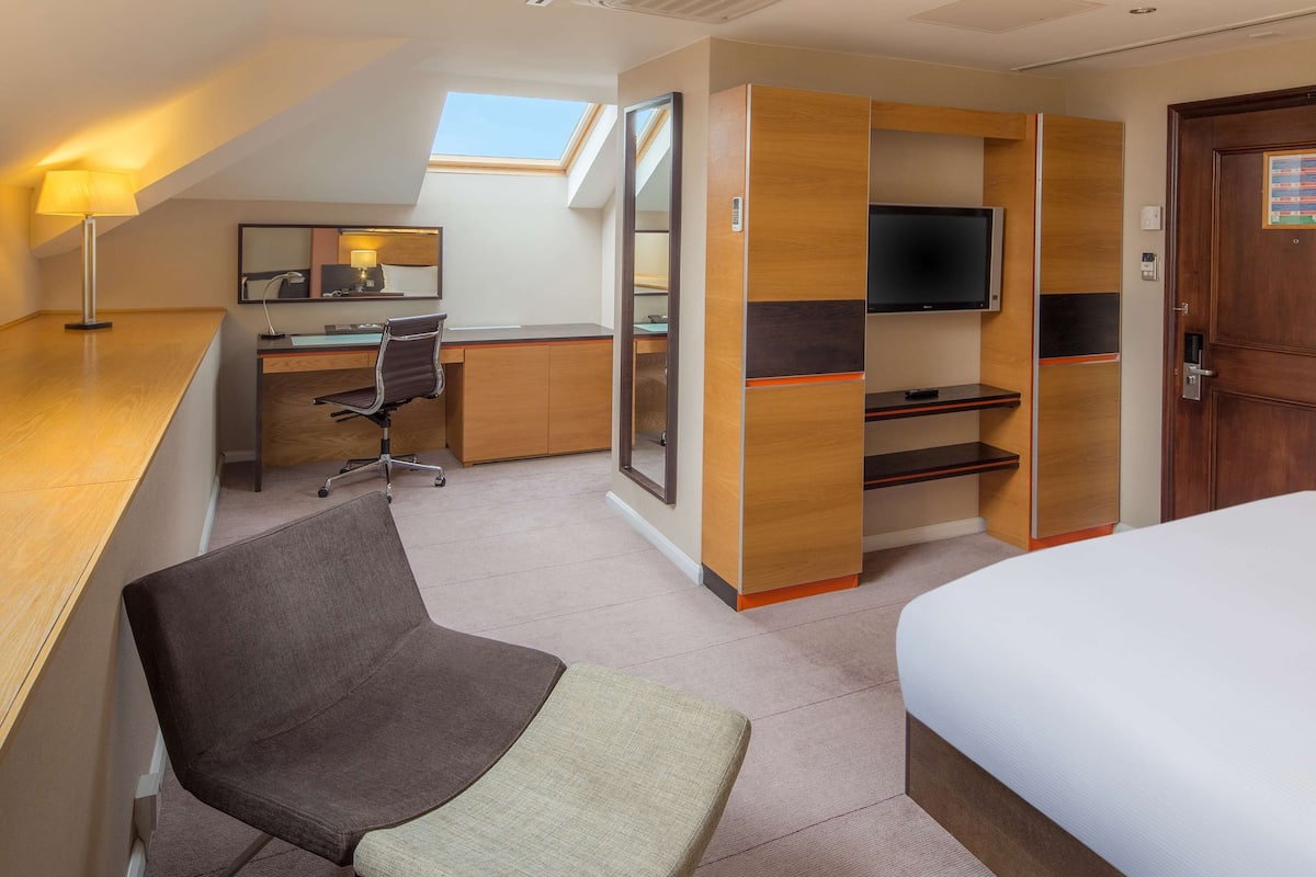 Deluxe Room, 1 King Bed | In-room safe, desk, laptop workspace, soundproofing