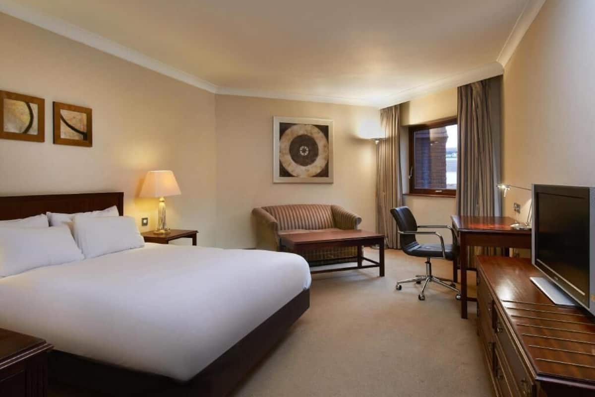 Zimmersafe, Schreibtisch, laptopgeeigneter Arbeitsplatz