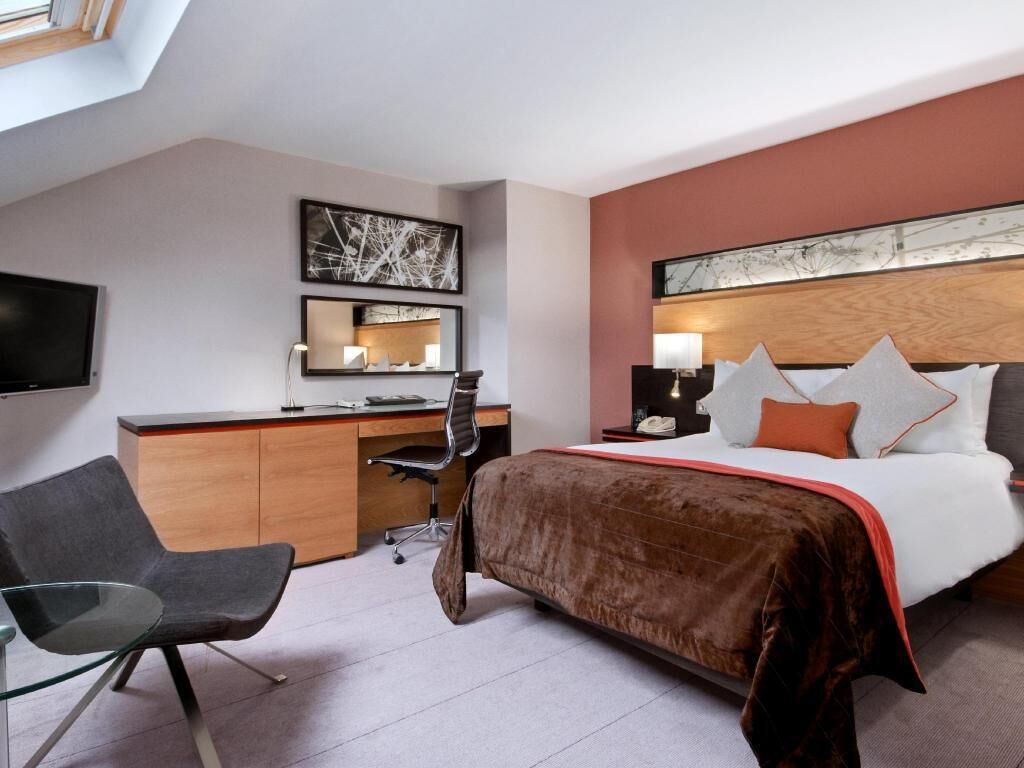 Zimmersafe, Schreibtisch, laptopgeeigneter Arbeitsplatz