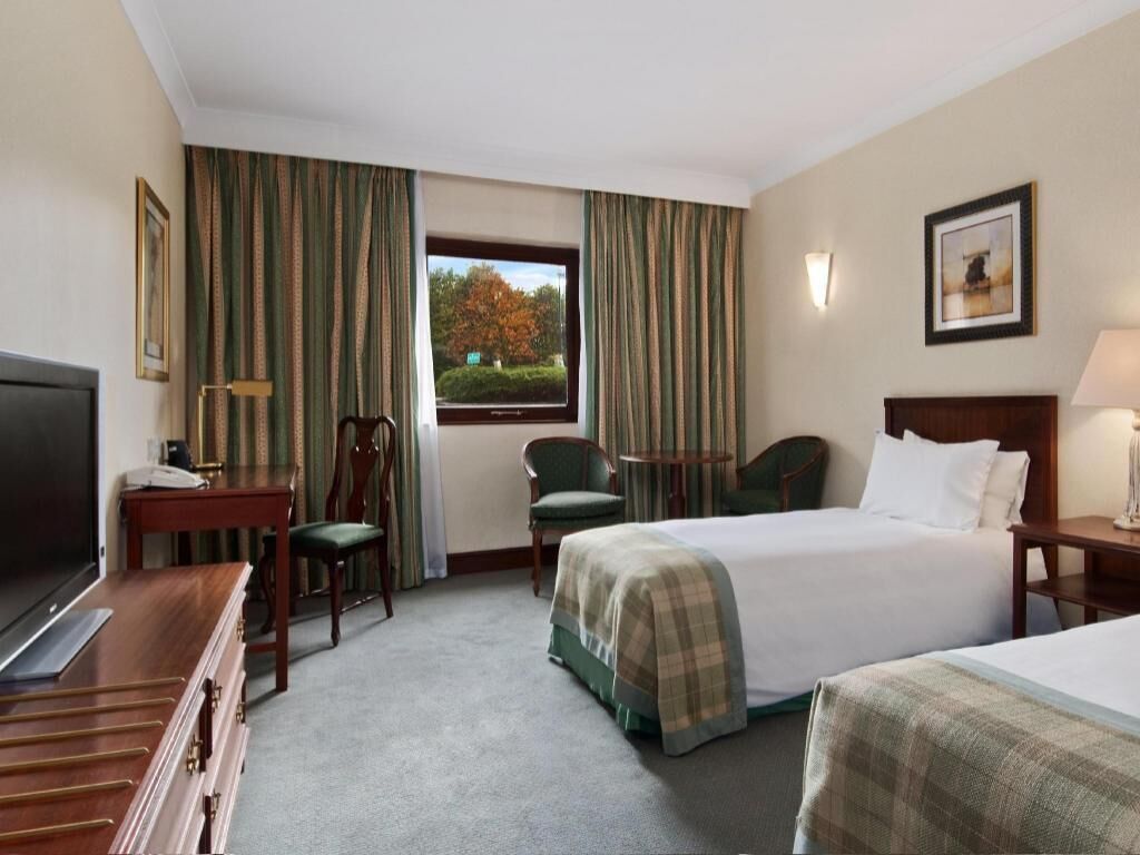 Zimmersafe, Schreibtisch, laptopgeeigneter Arbeitsplatz